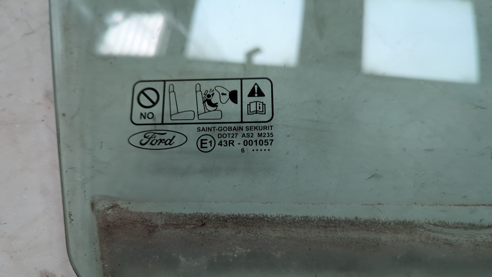 Стекло двери передней правой