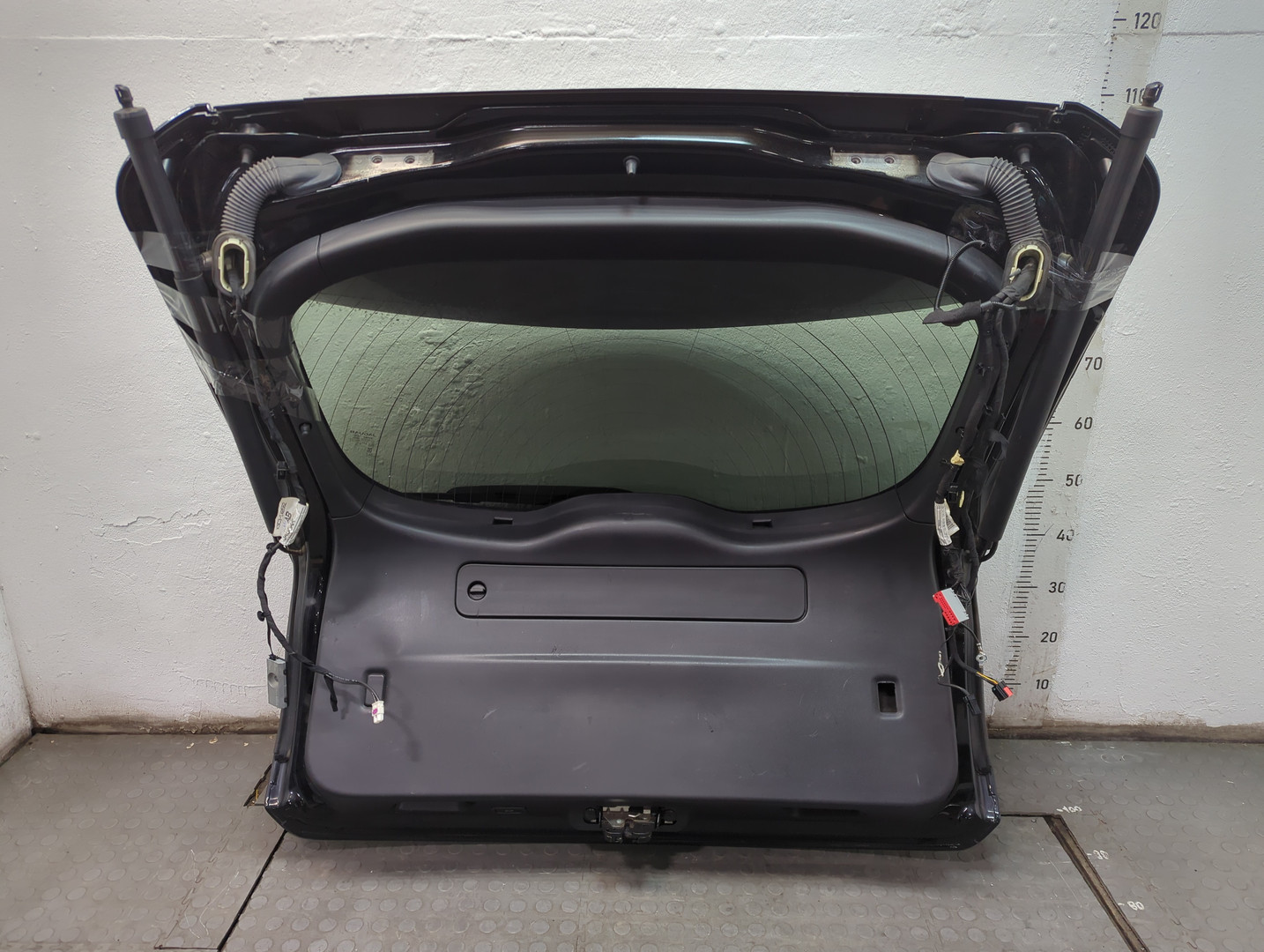 Дверь багажника