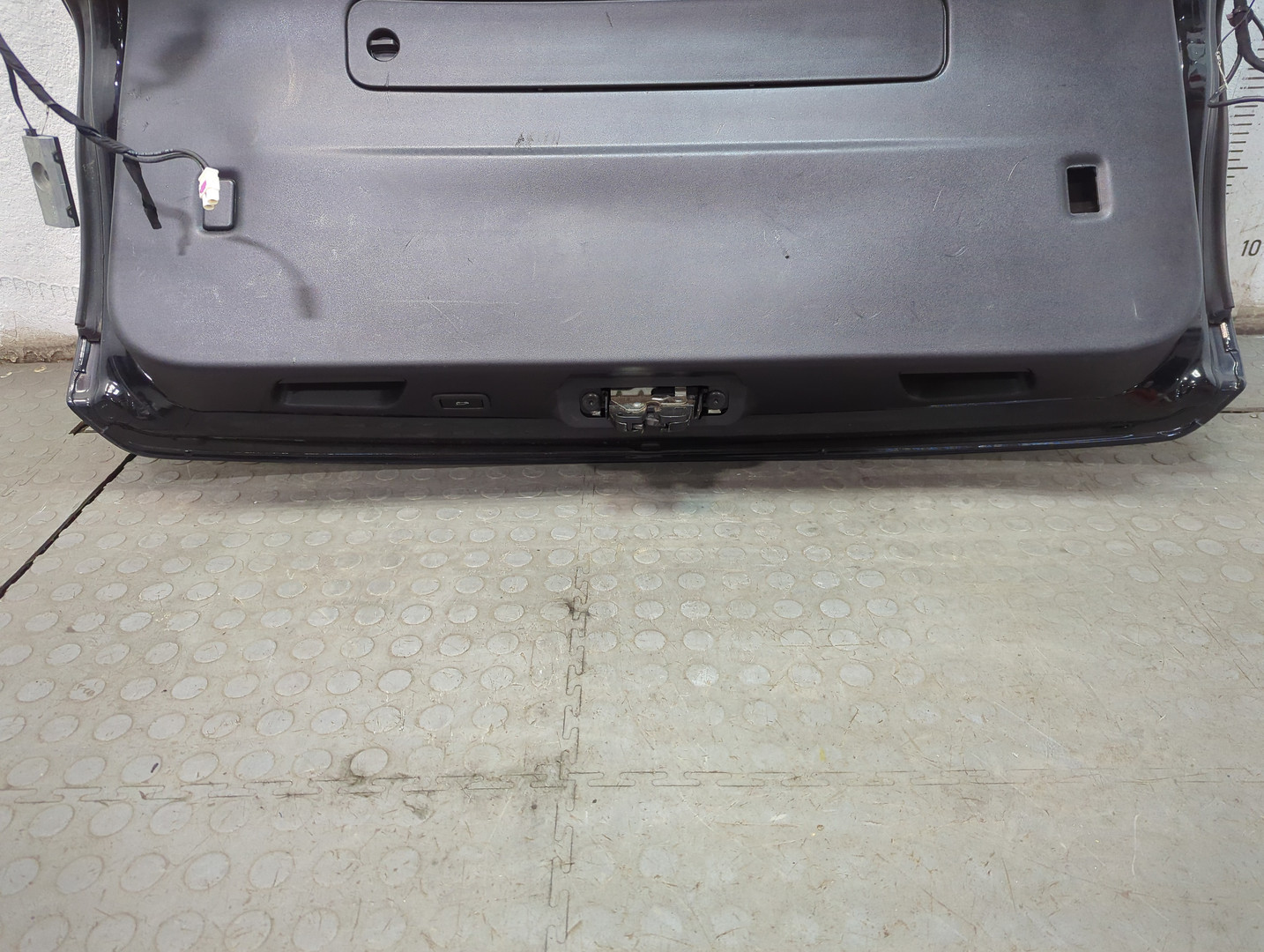 Дверь багажника