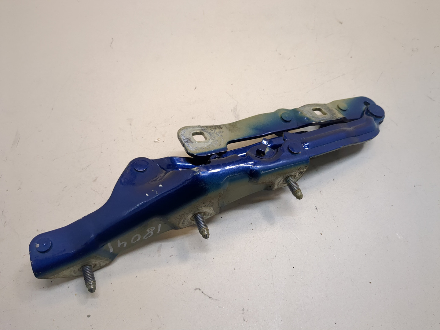 Петля крышки багажника