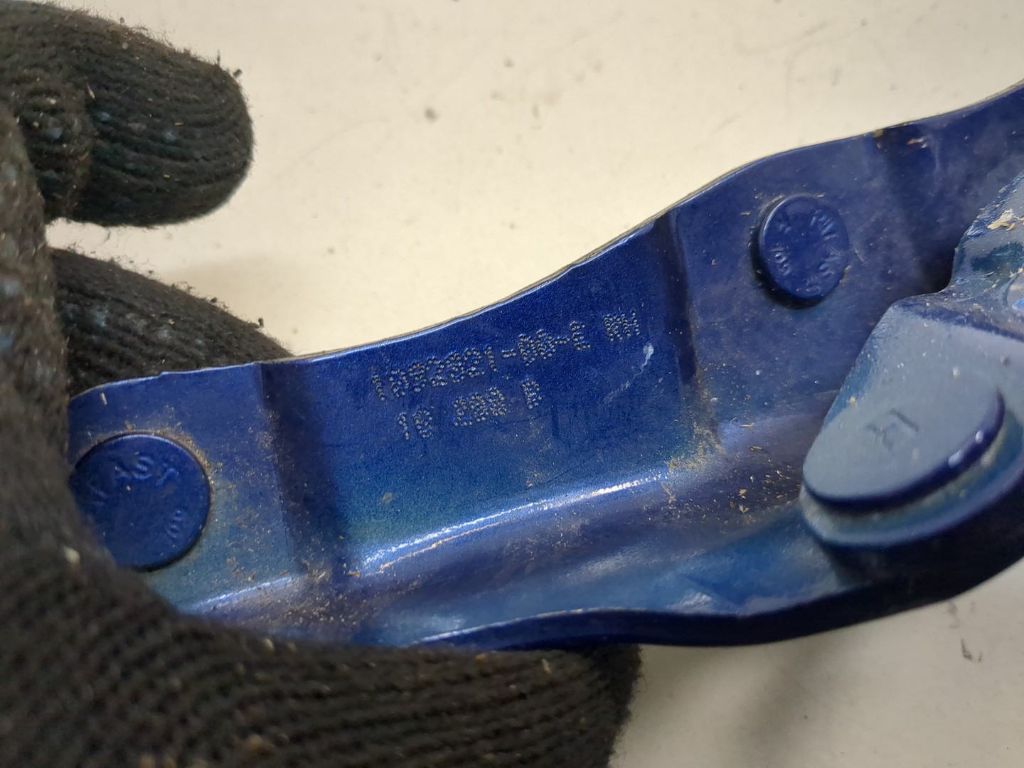 Петля крышки багажника