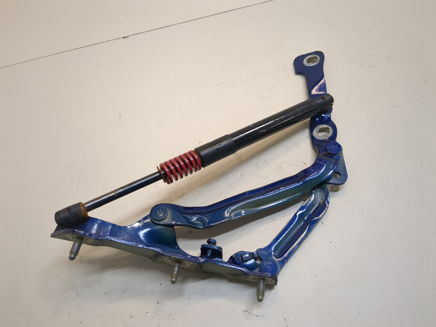 Петля крышки багажника