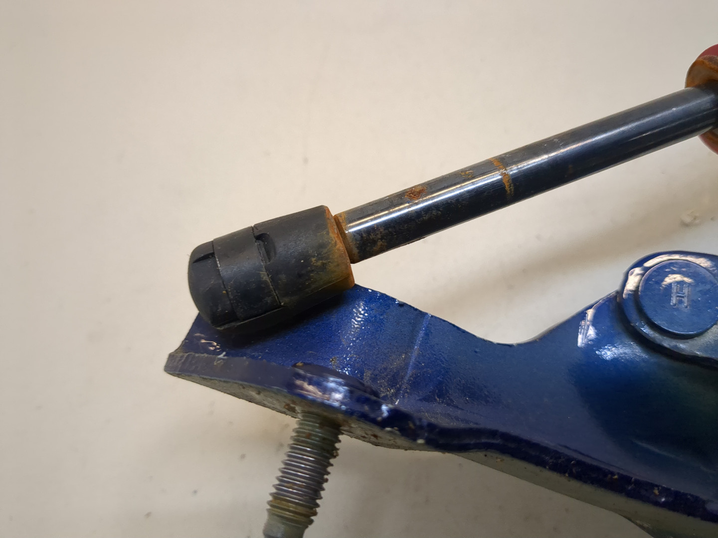 Петля крышки багажника