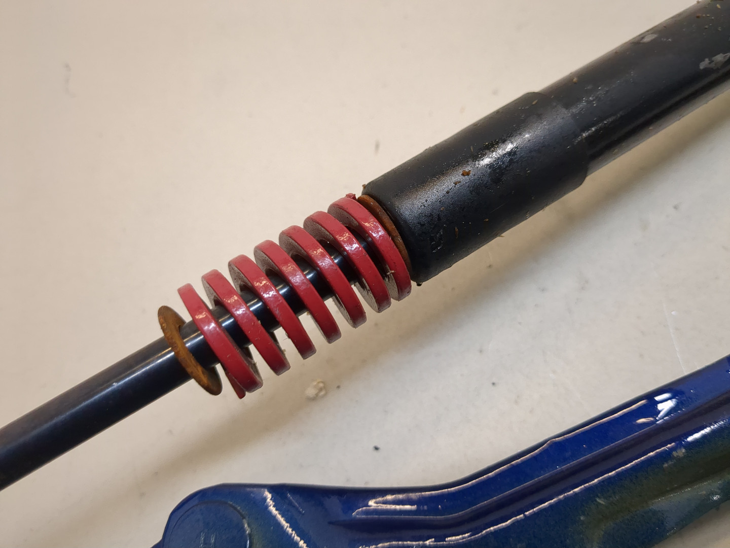 Петля крышки багажника