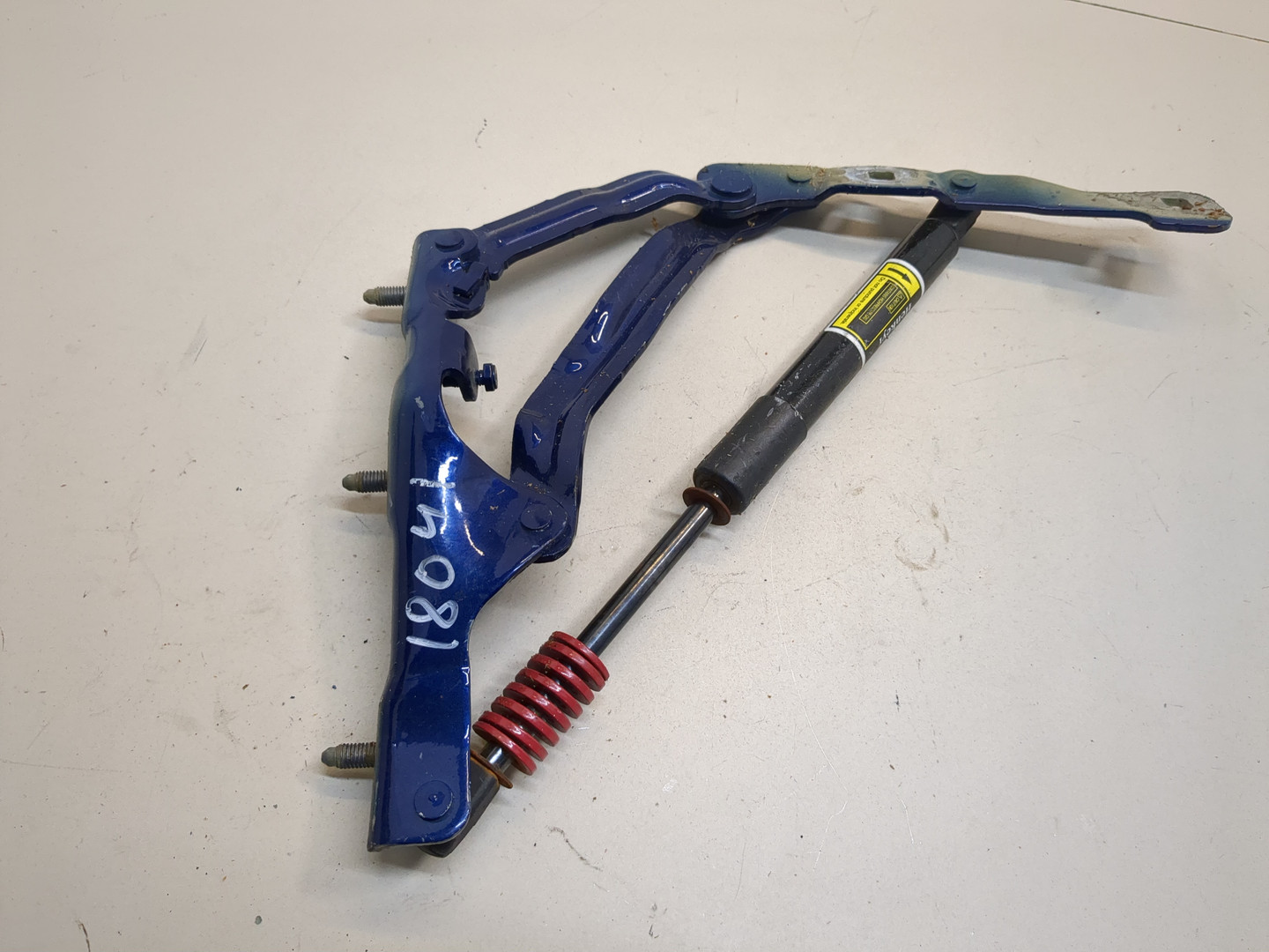 Петля крышки багажника