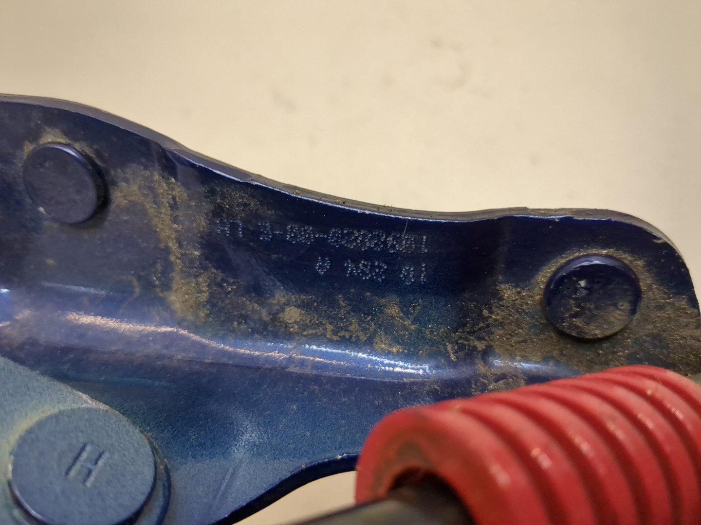 Петля крышки багажника