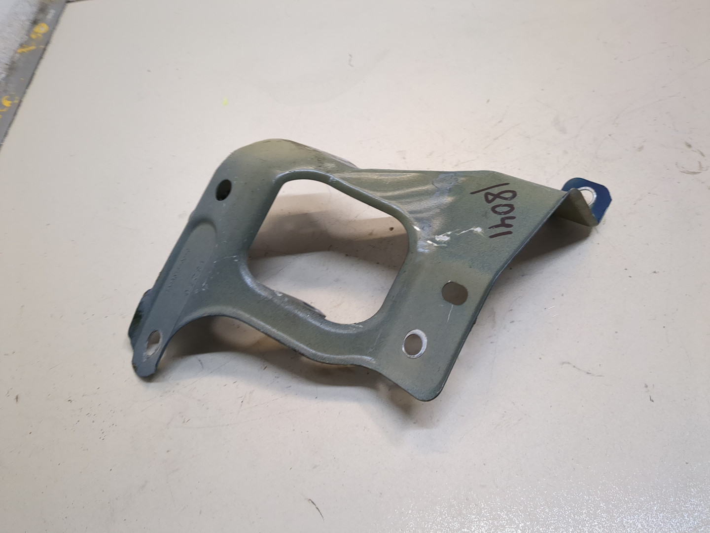 Кронштейн крепления крыла