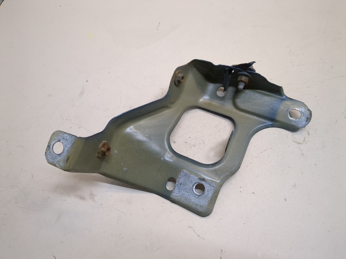 Кронштейн крепления крыла