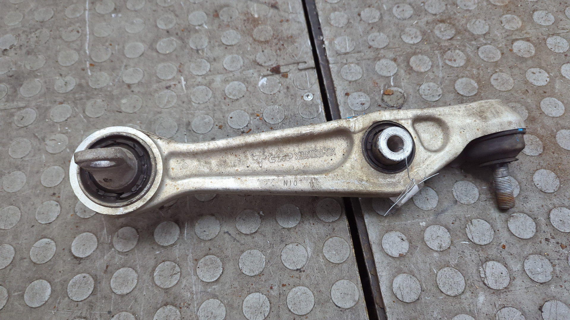 Рычаг передний левый