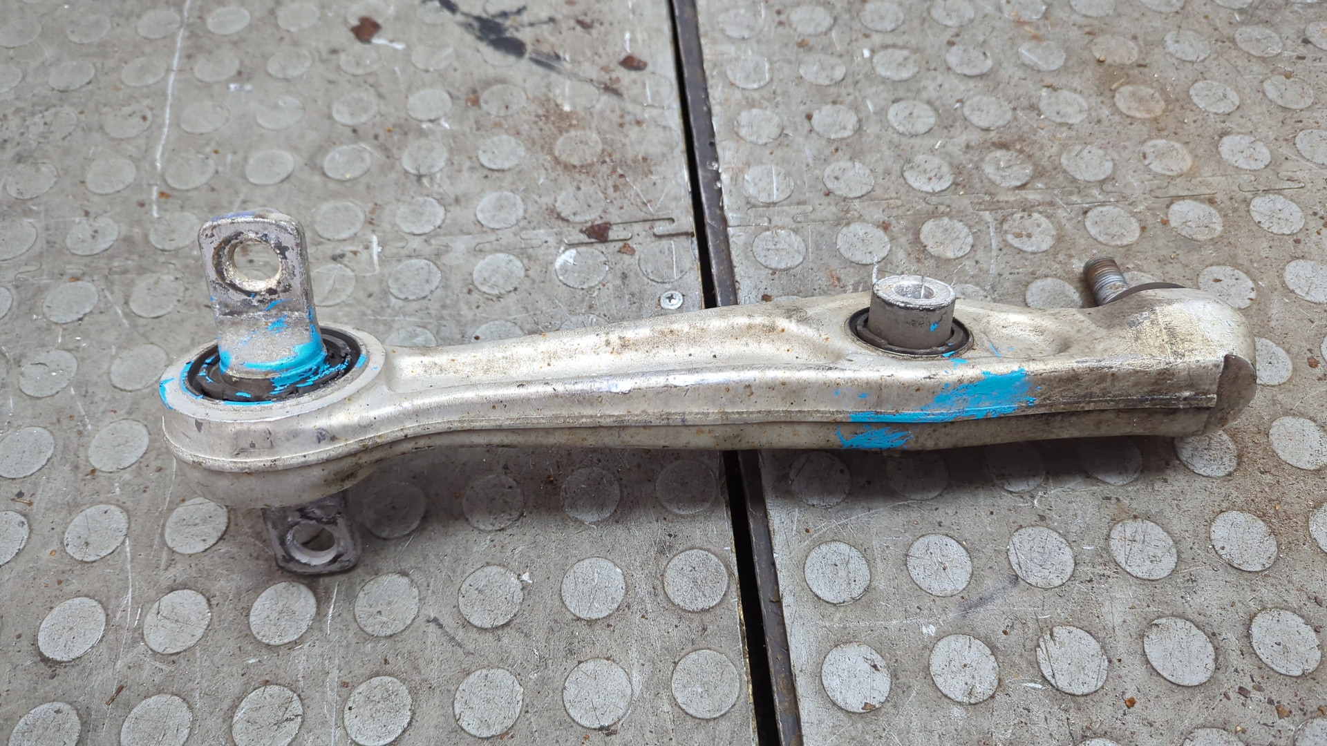 Рычаг передний левый