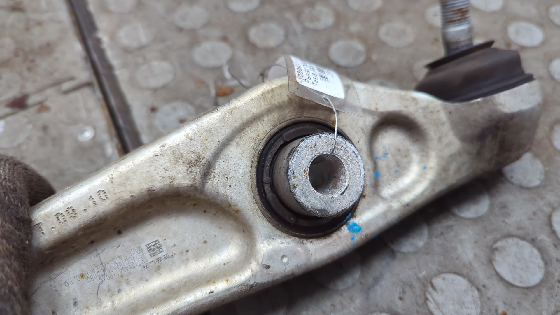 Рычаг передний левый