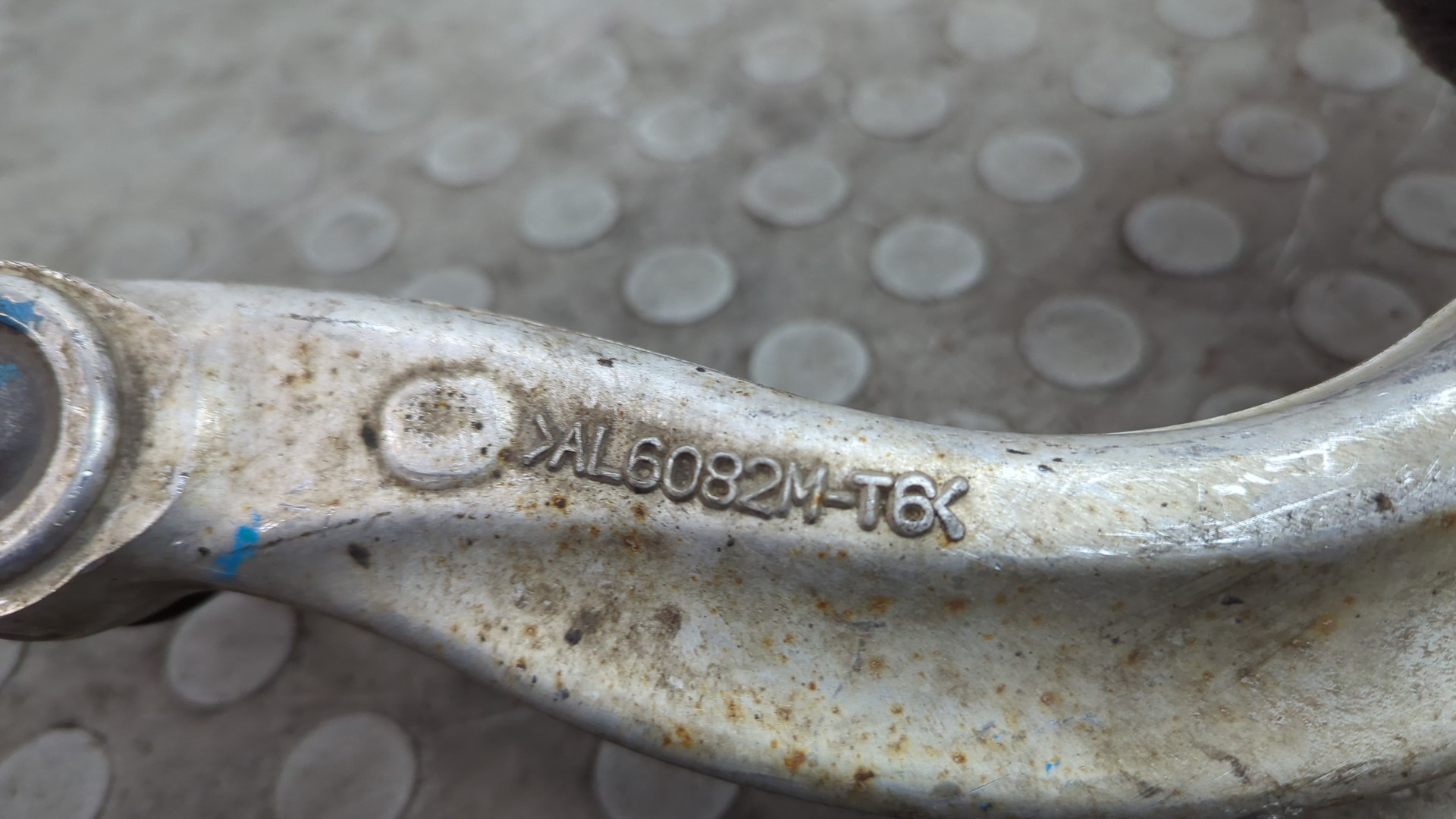 Рычаг передний правый