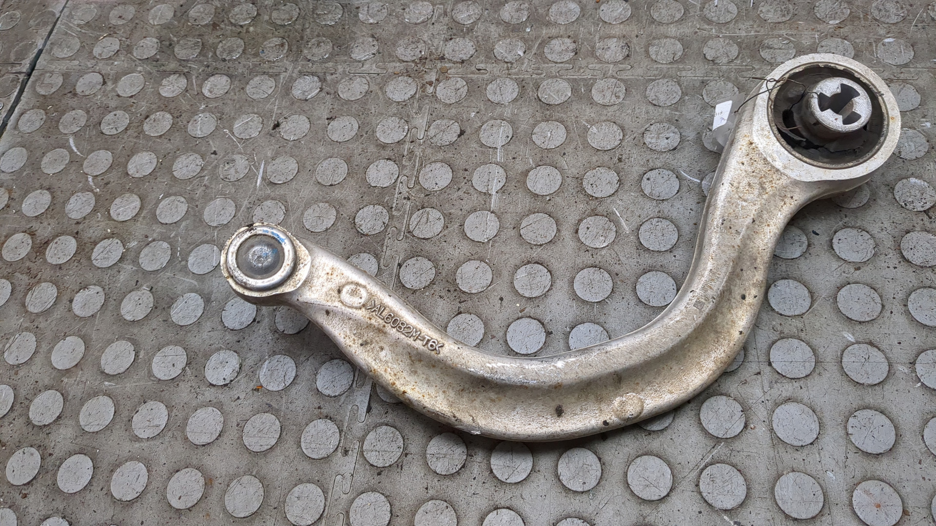 Рычаг передний правый