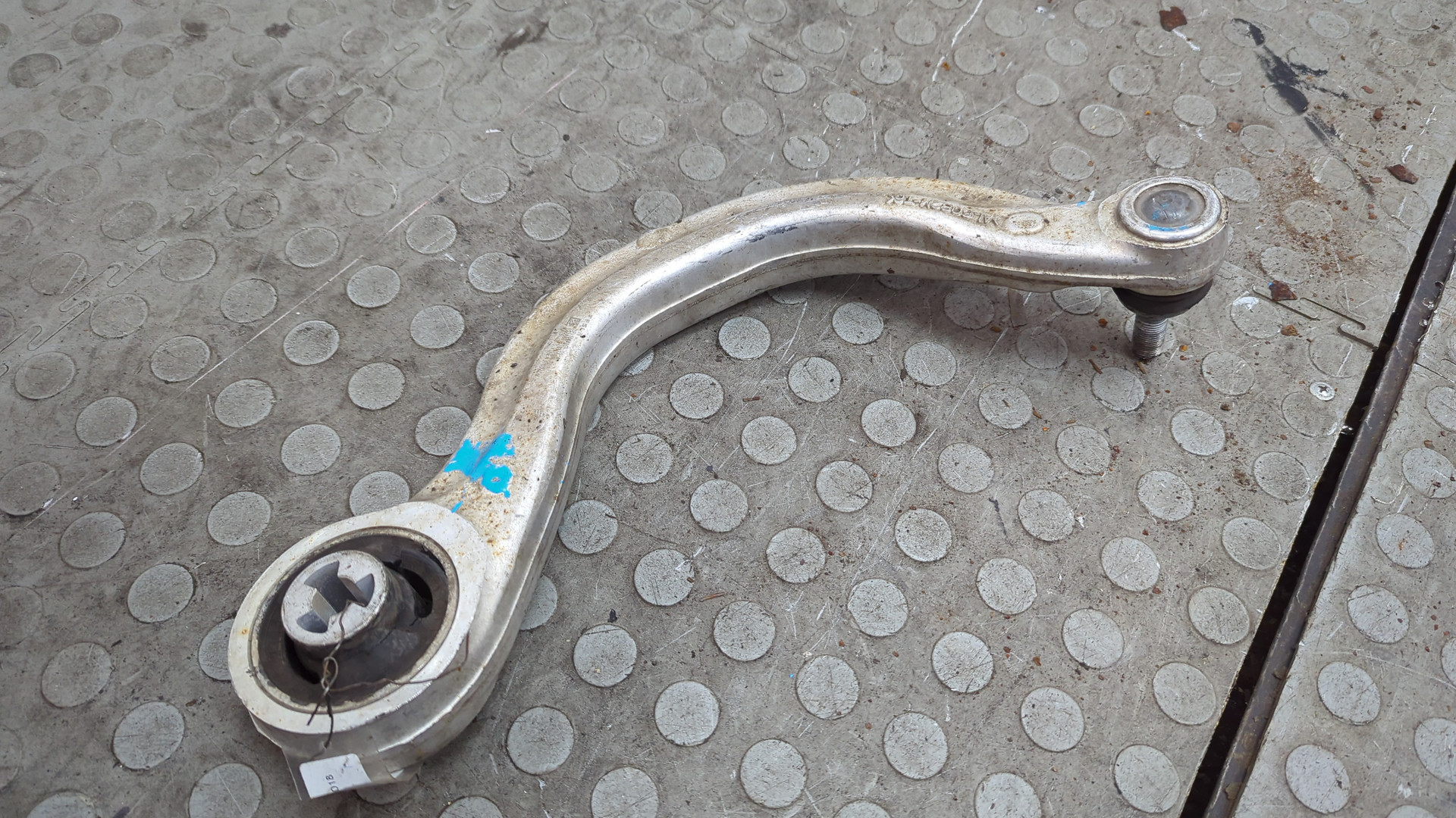 Рычаг передний правый