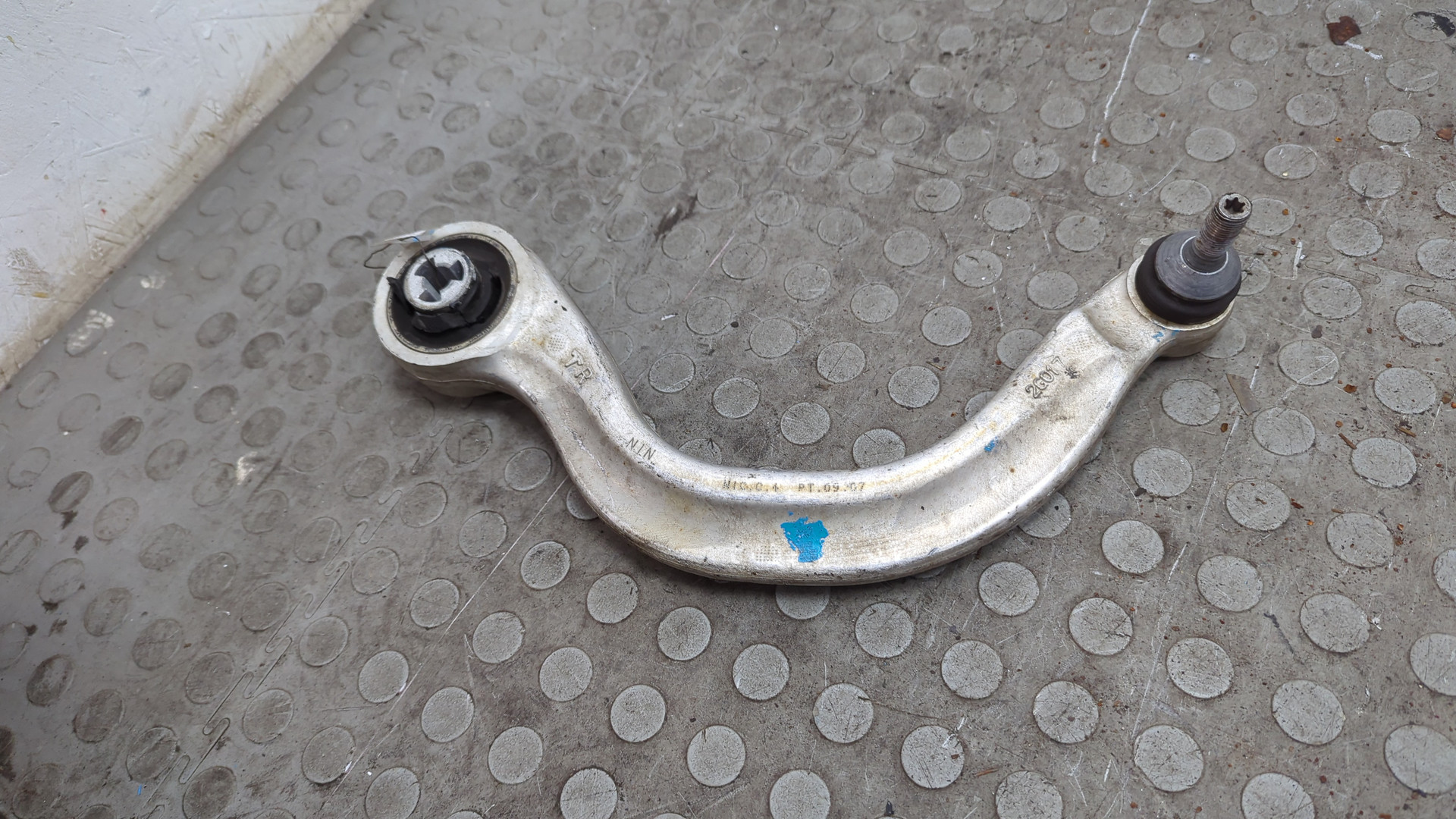 Рычаг передний правый