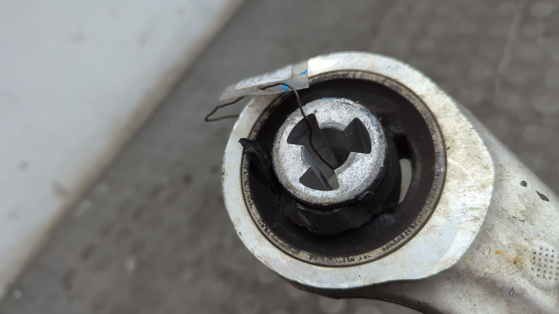 Рычаг передний правый