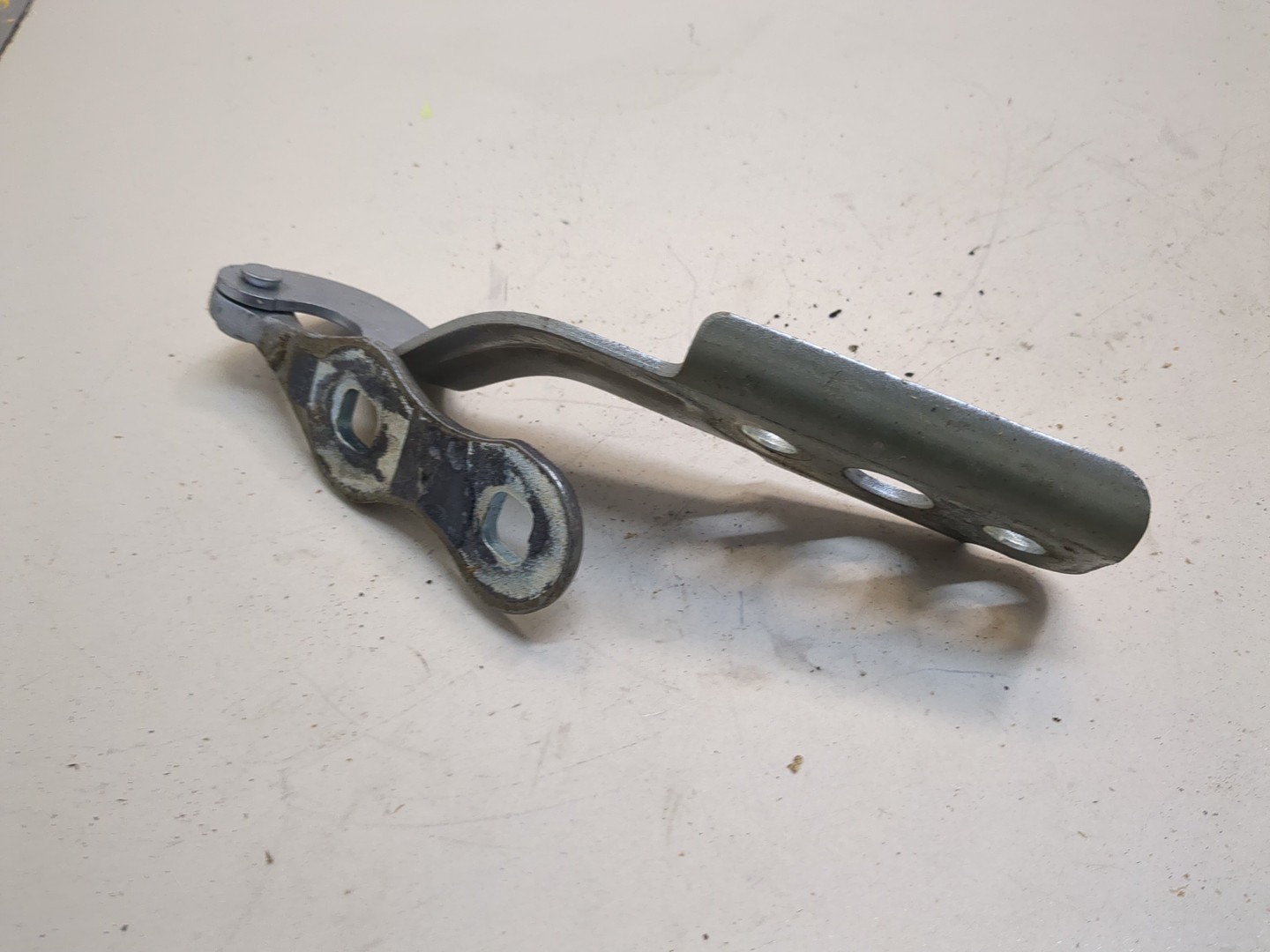 Петля капота правая