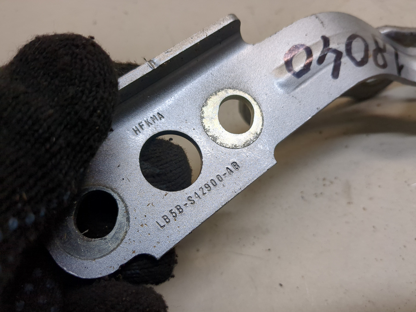 Петля капота правая