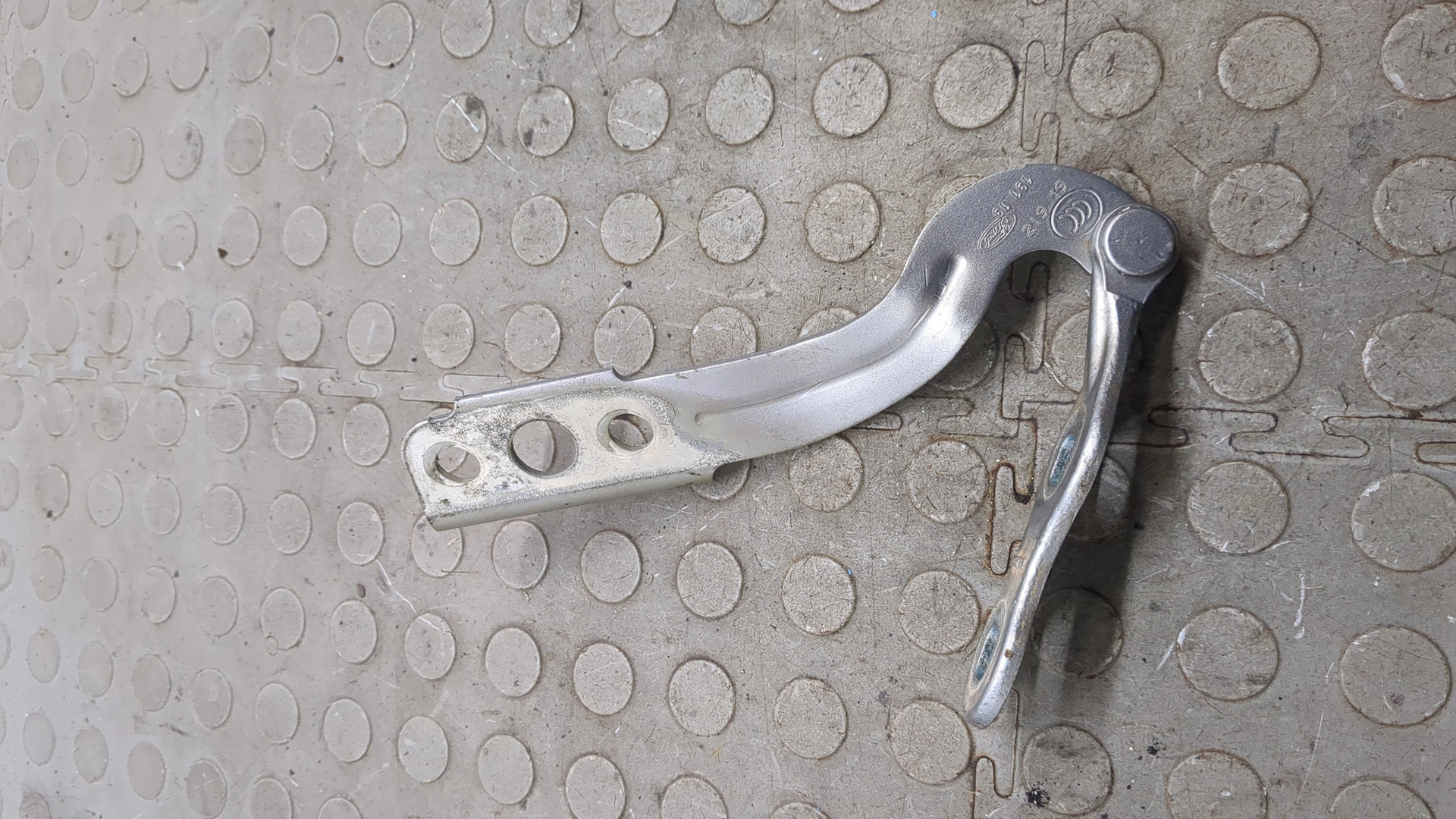 Петля капота правая