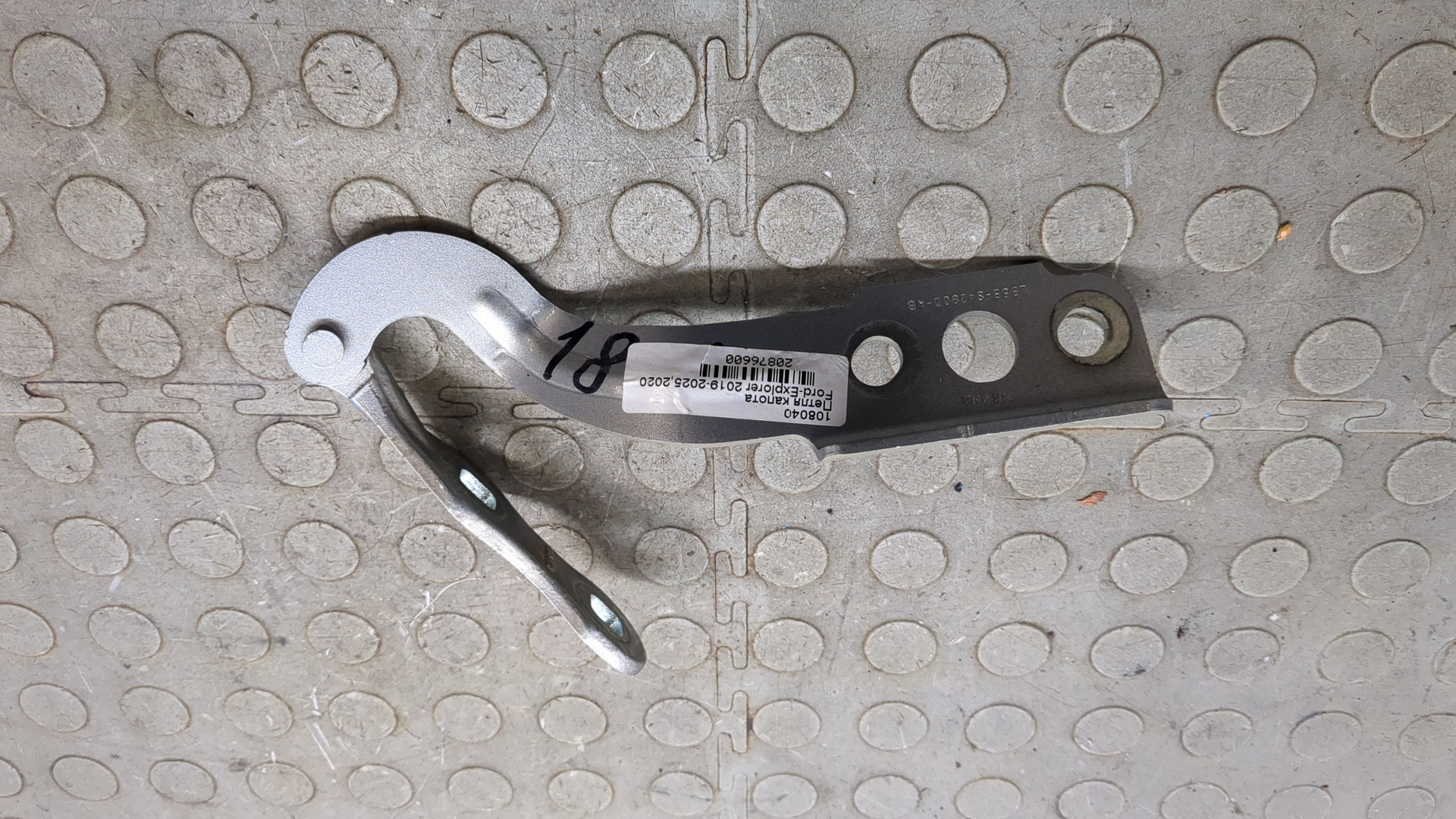 Петля капота правая