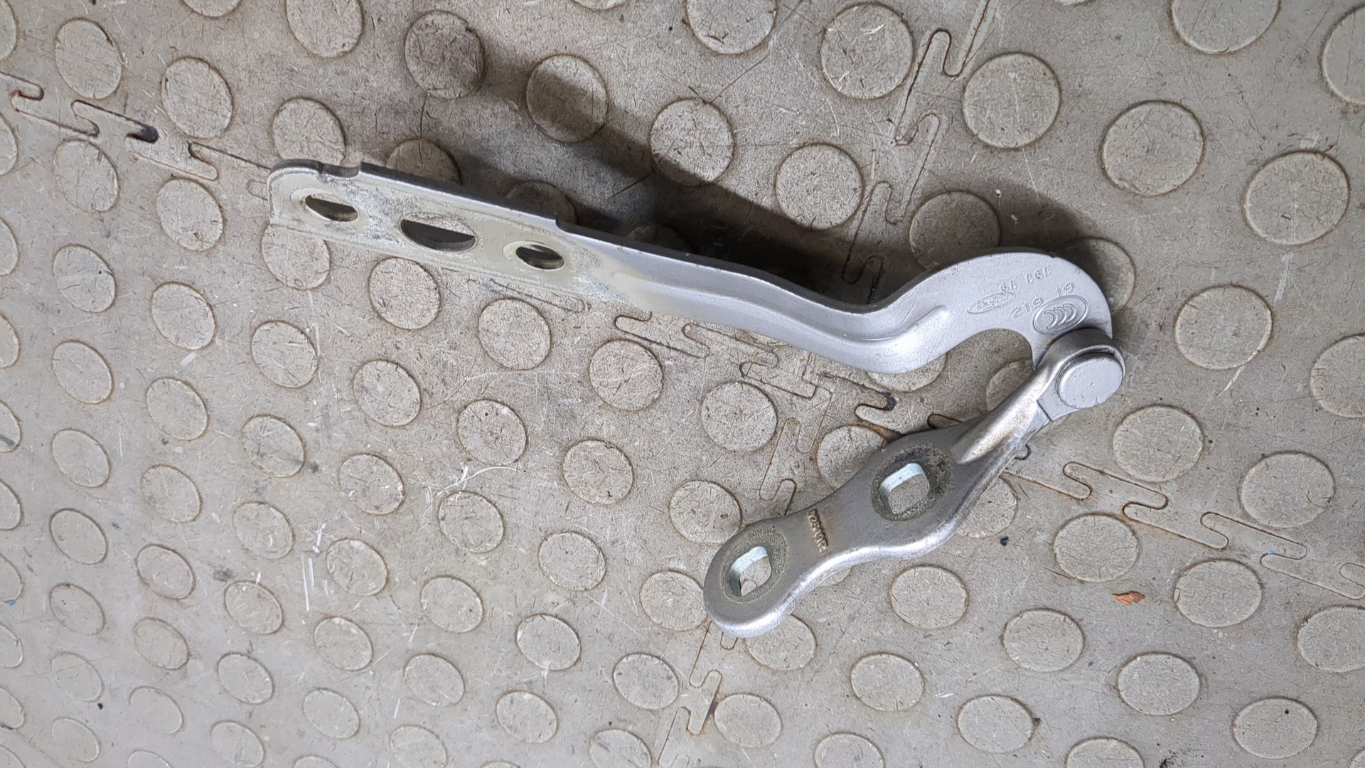 Петля капота правая