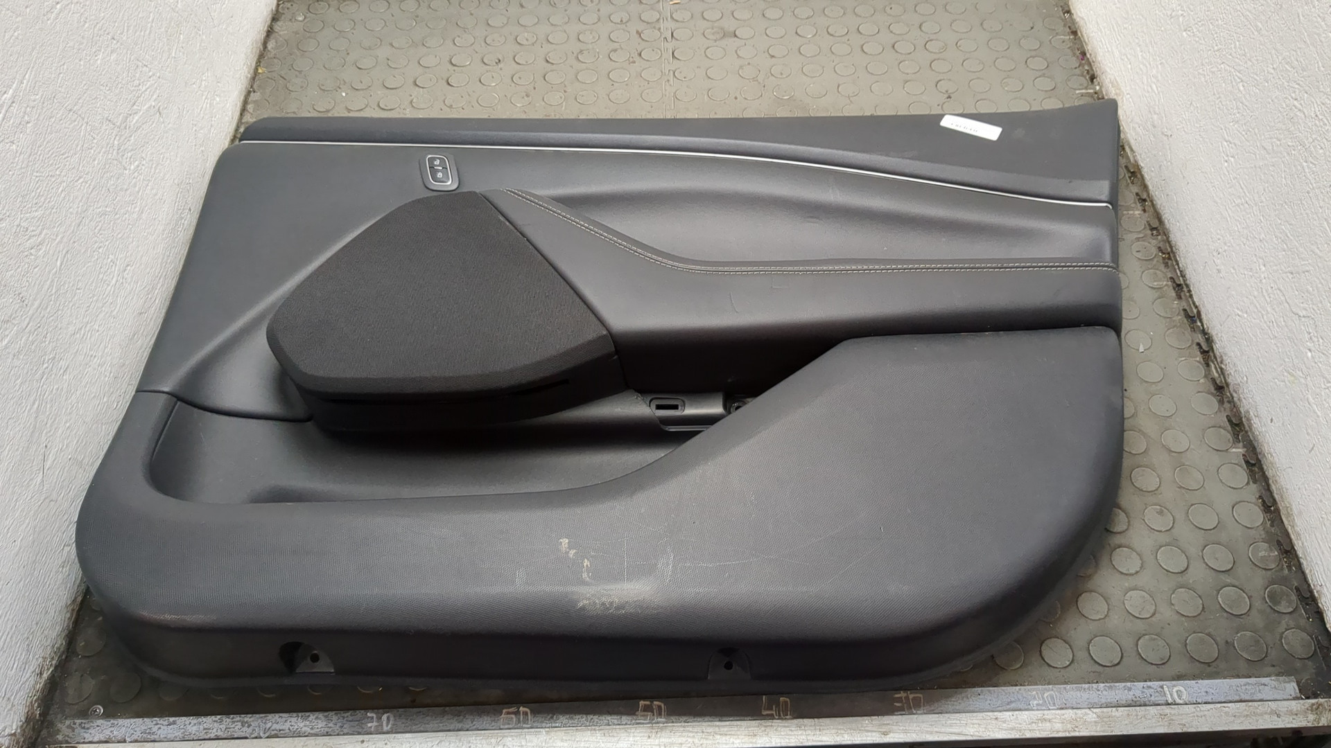 Обшивка двери передней правой