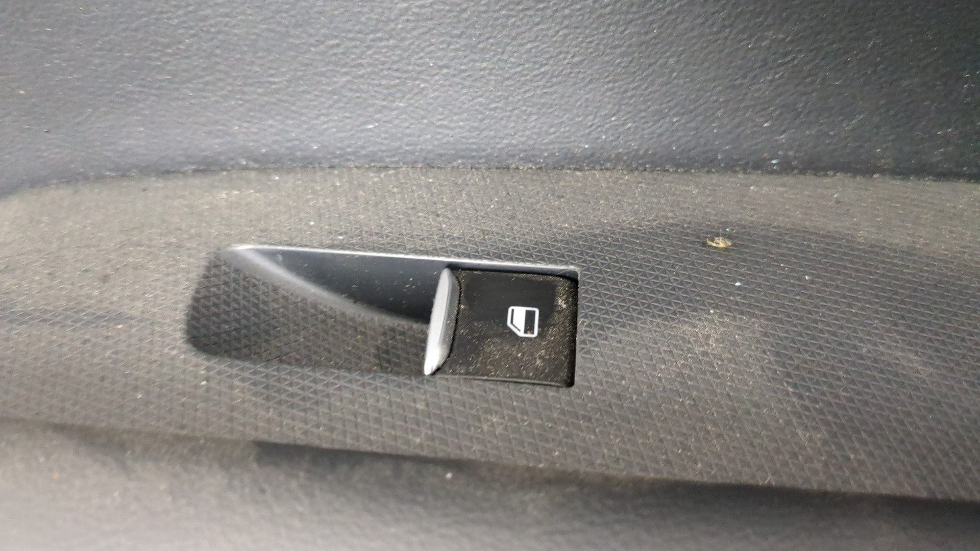 Обшивка двери передней правой