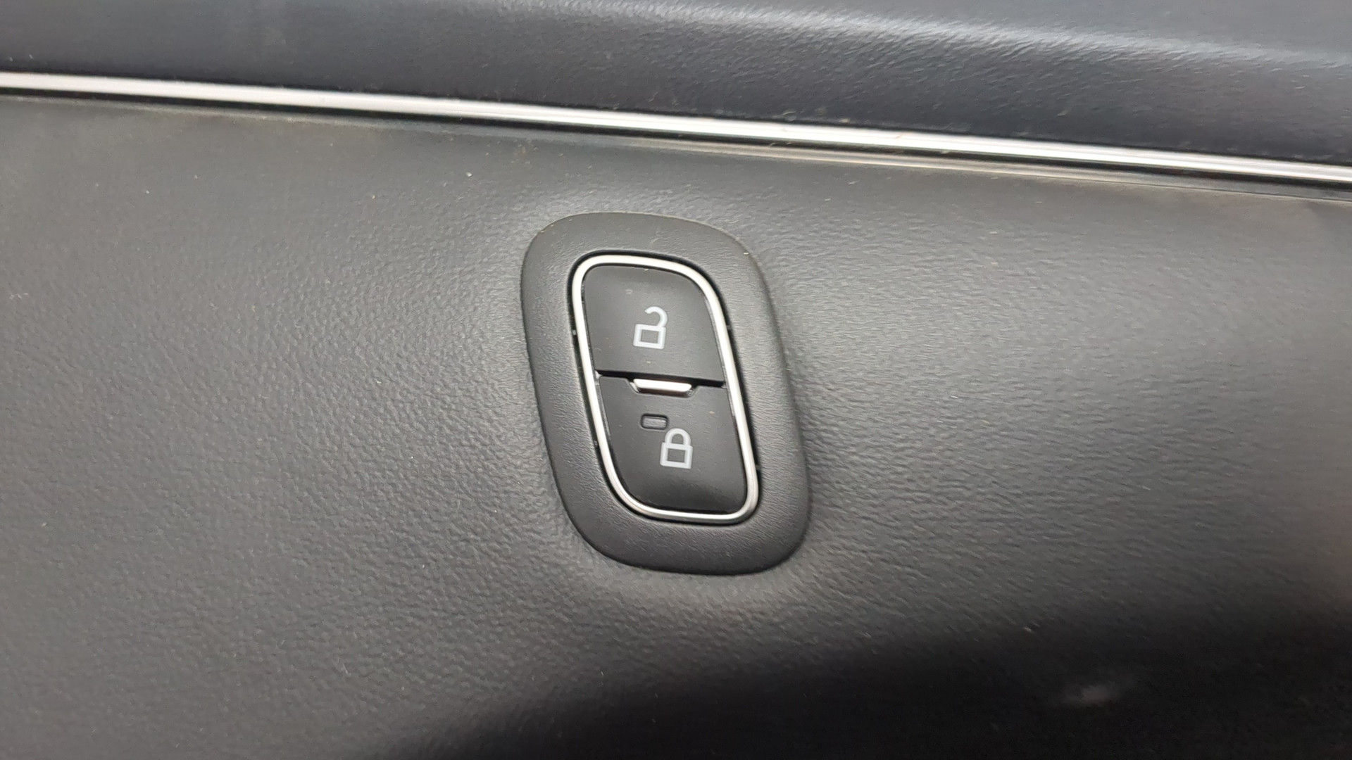 Обшивка двери передней правой