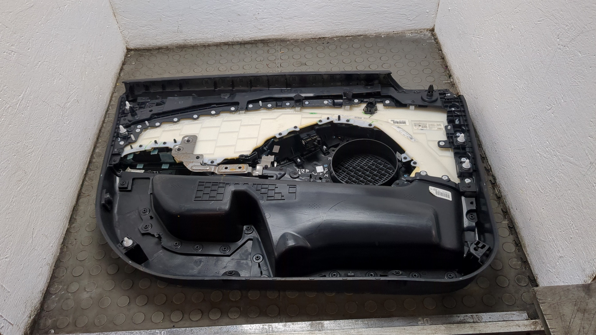 Обшивка двери передней правой