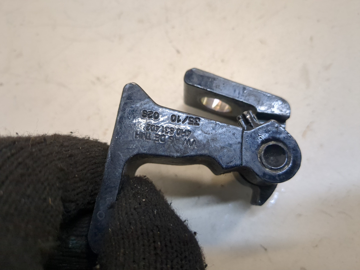 Петля двери