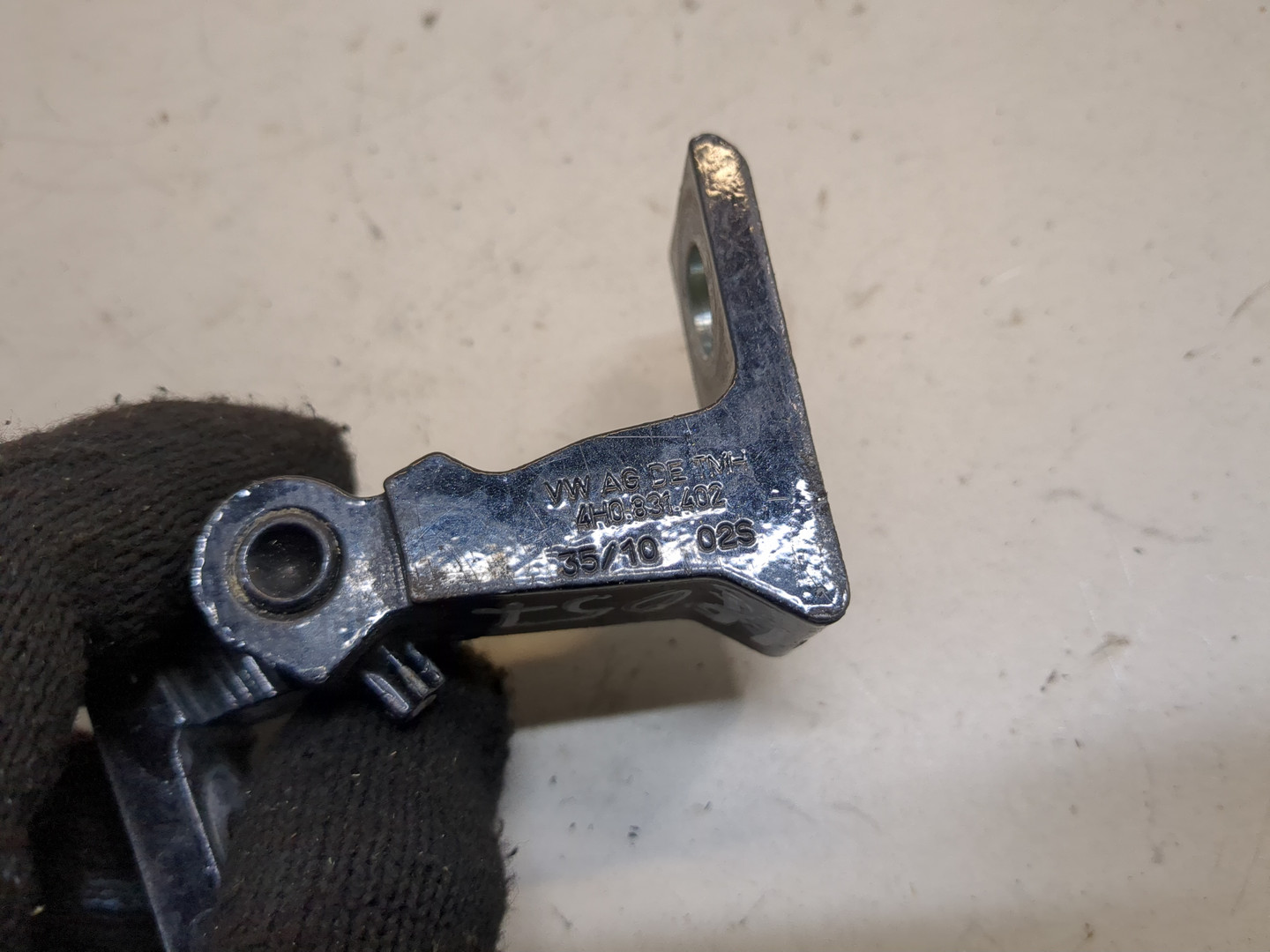 Петля двери