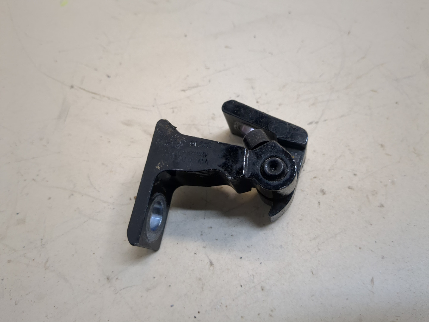 Петля двери