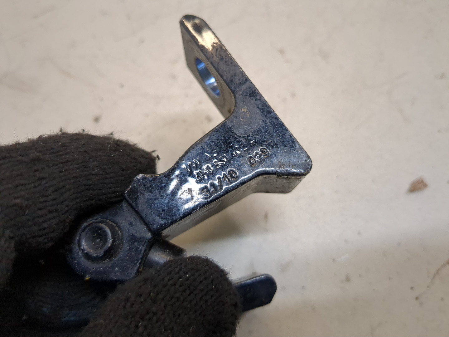 Петля двери