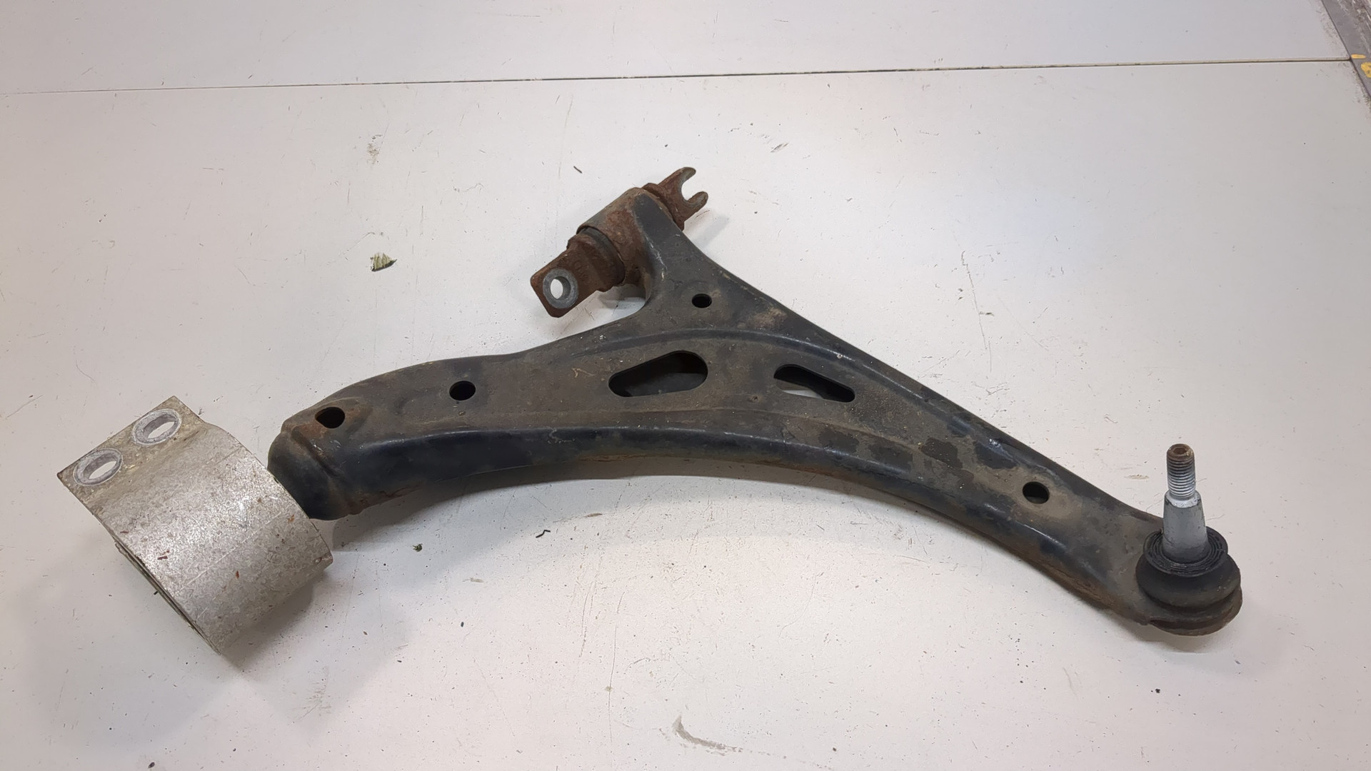 Рычаг передний правый