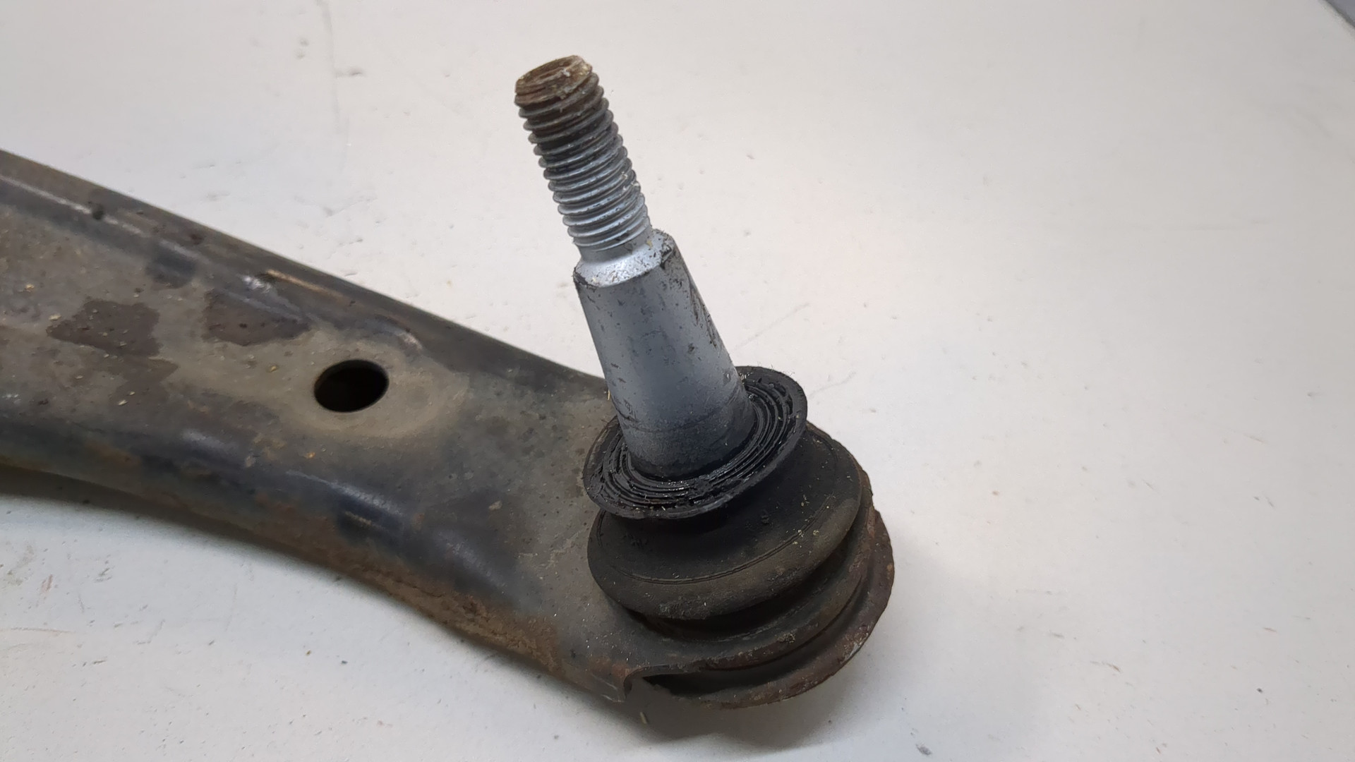 Рычаг передний правый