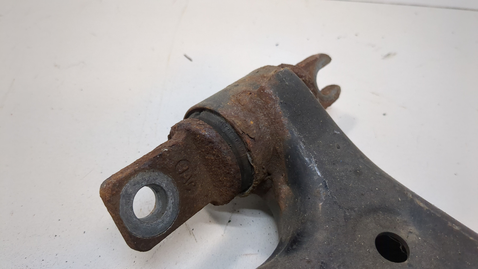 Рычаг передний правый