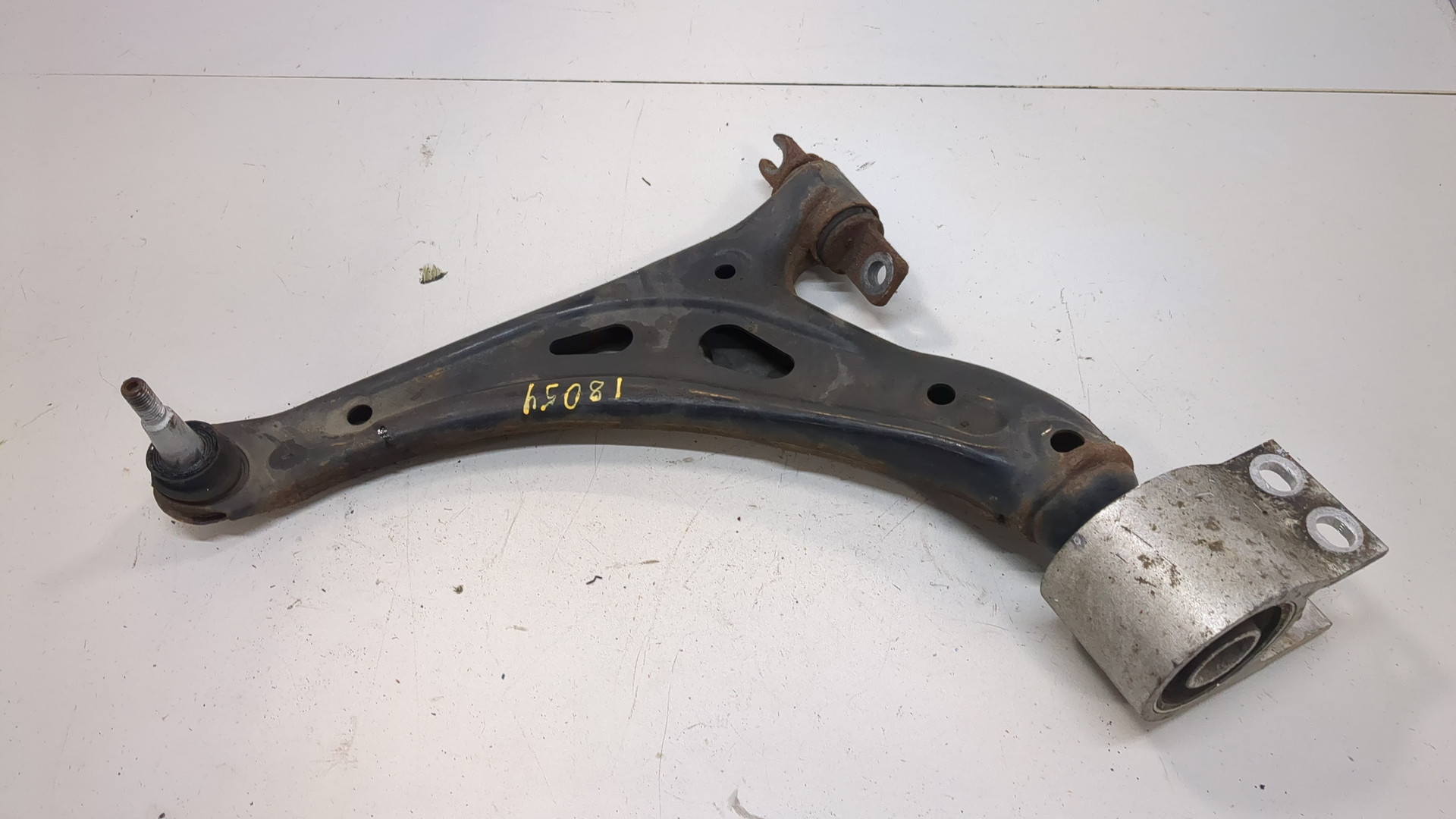 Рычаг передний левый