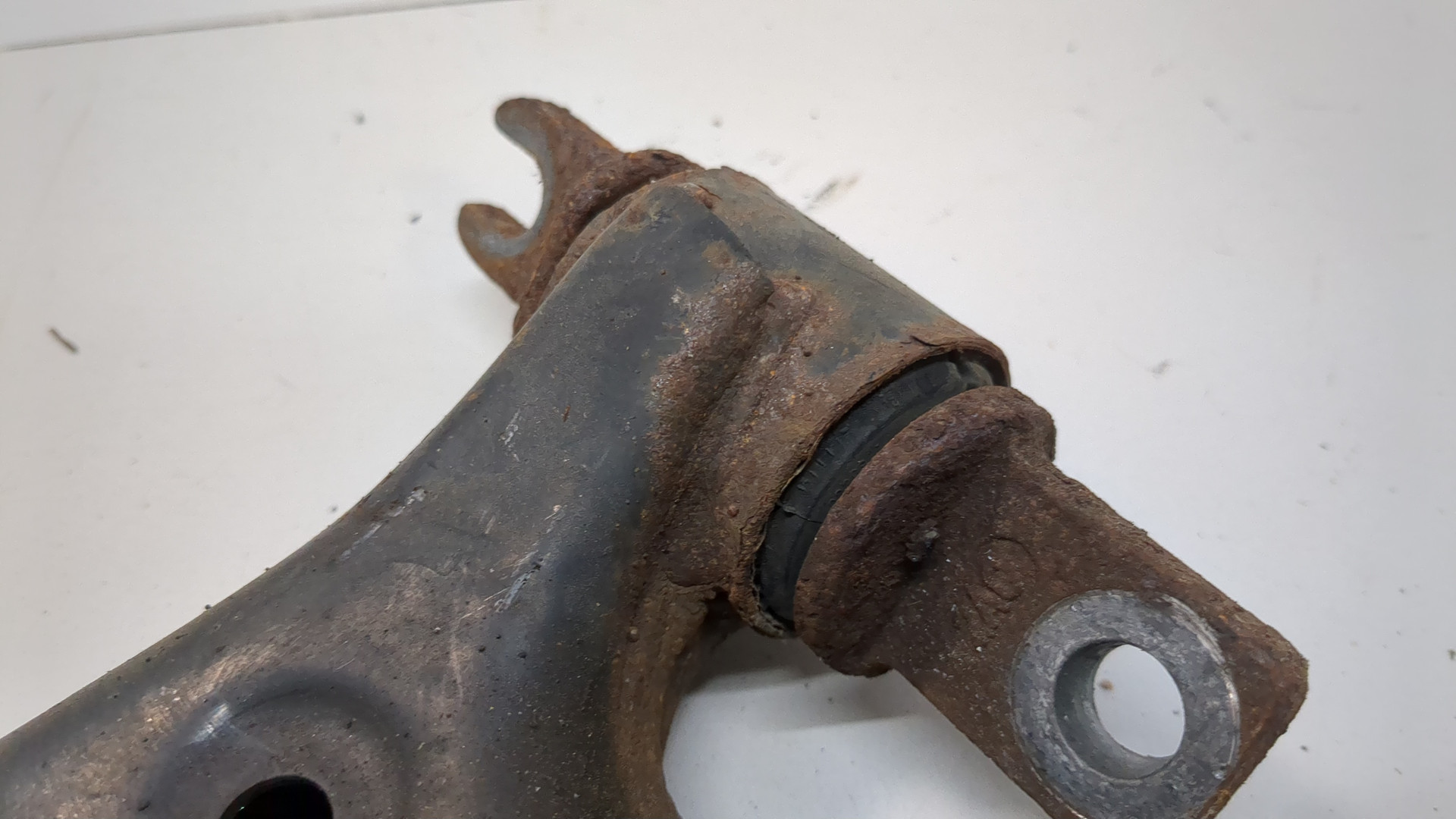 Рычаг передний левый