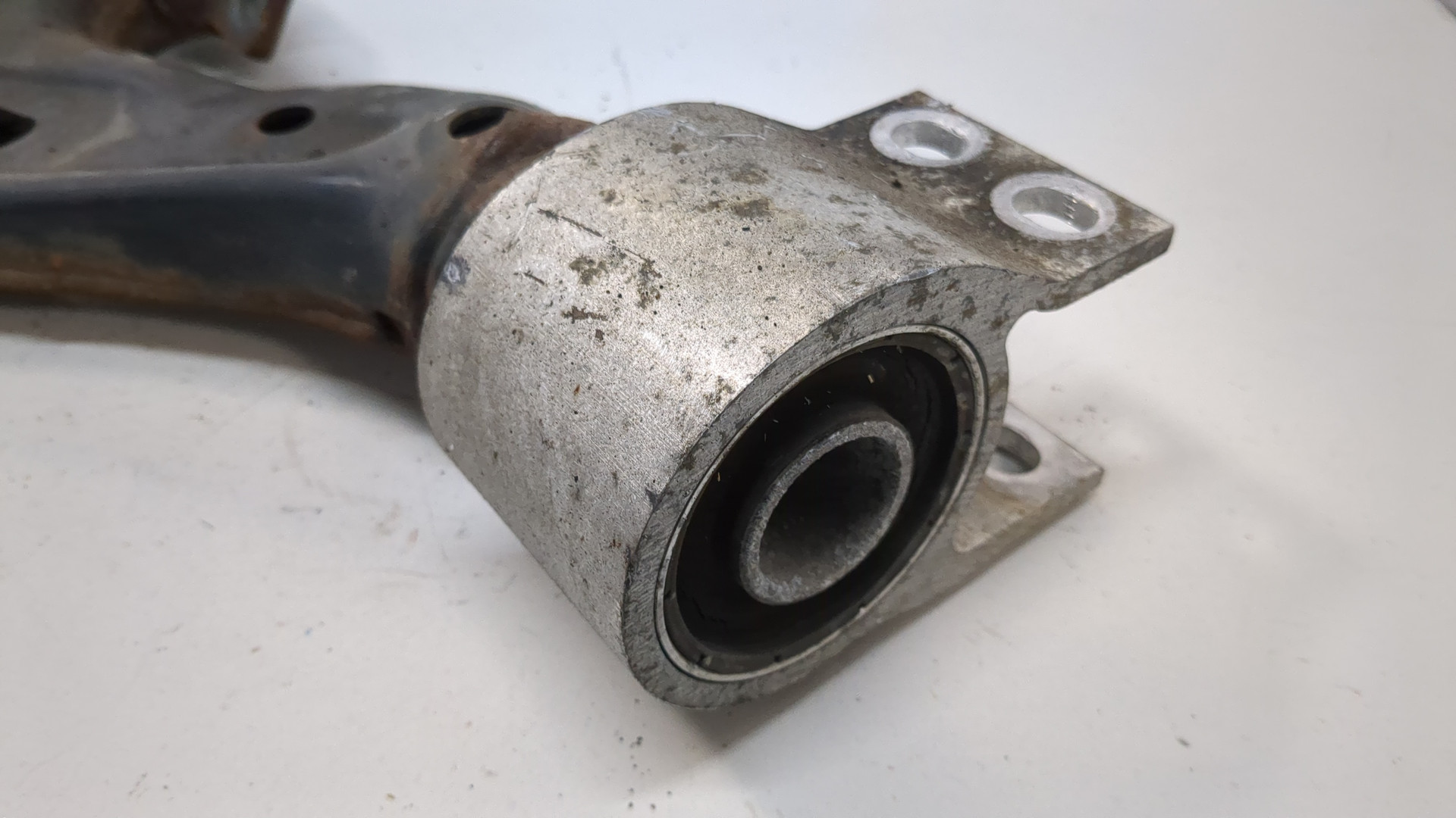 Рычаг передний левый