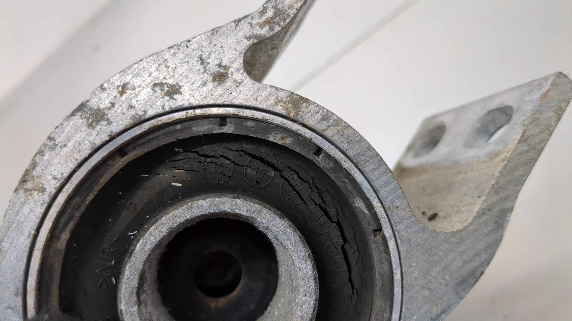 Рычаг передний левый