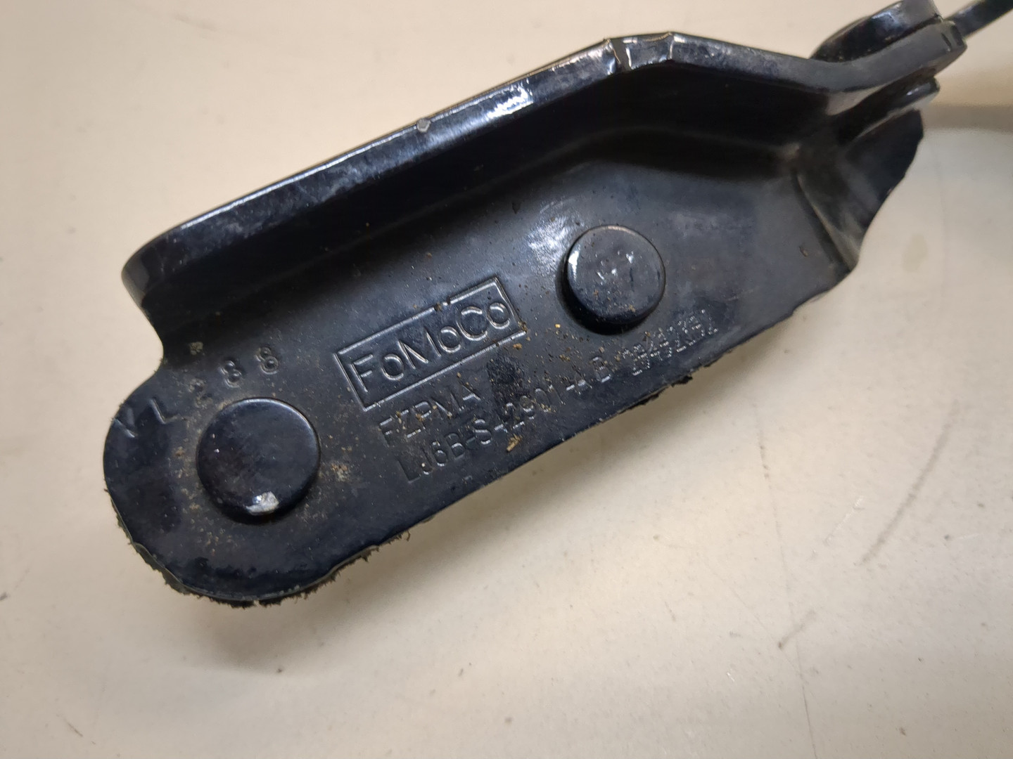 Петля крышки багажника