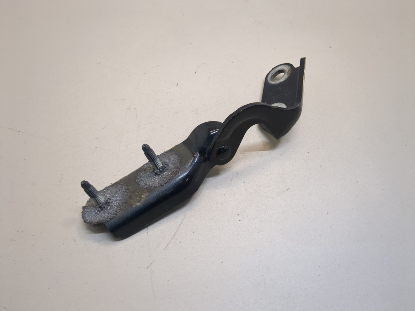 Петля крышки багажника