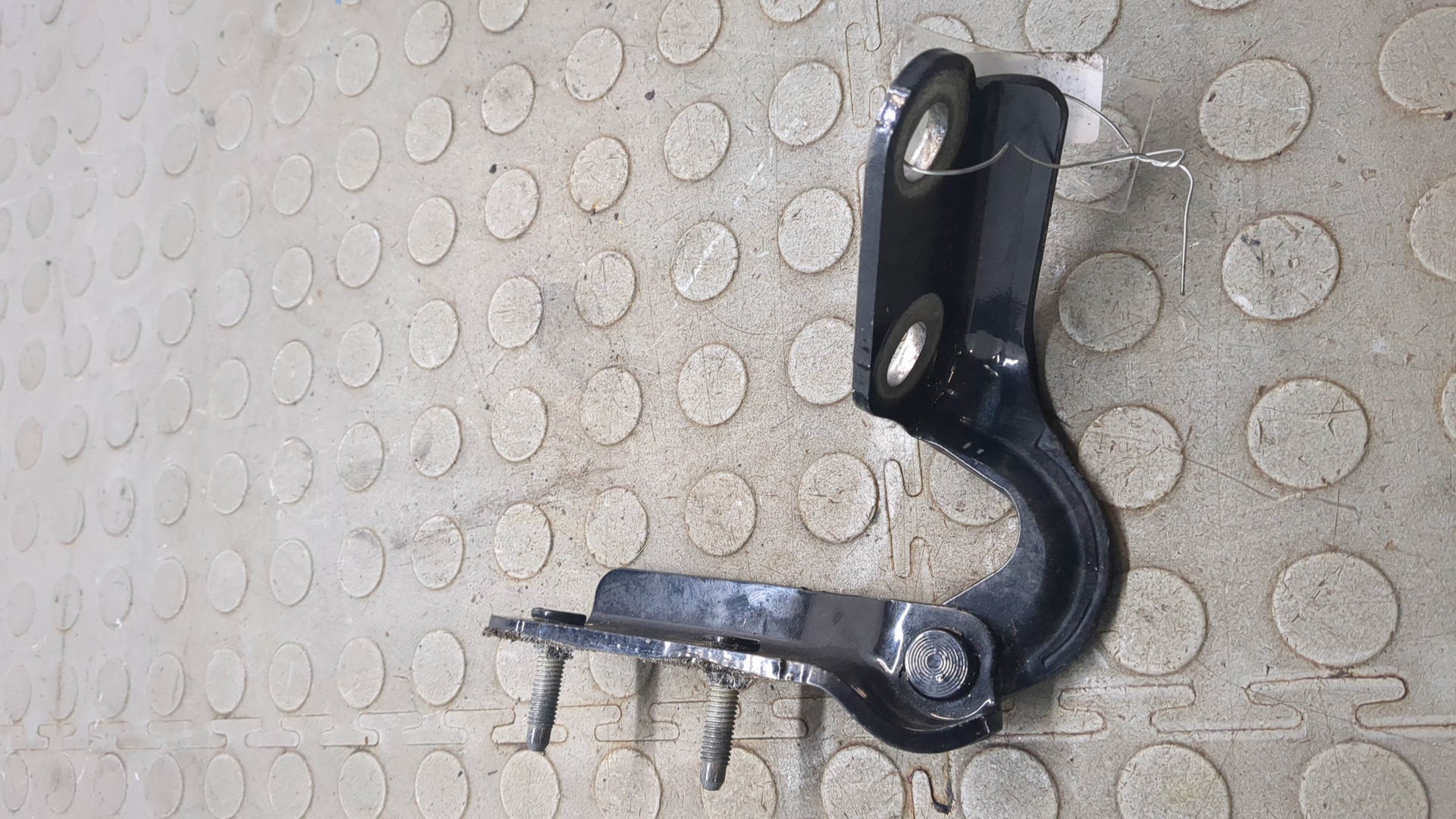 Петля крышки багажника