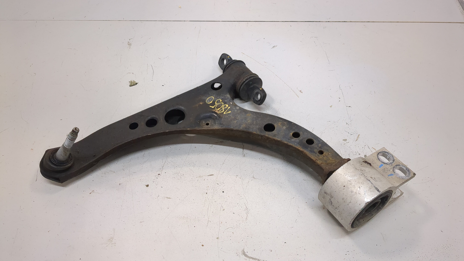 Рычаг передний левый