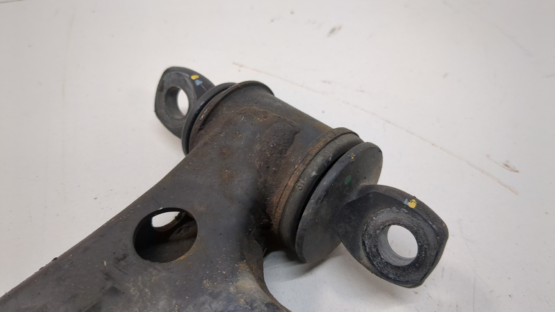 Рычаг передний левый