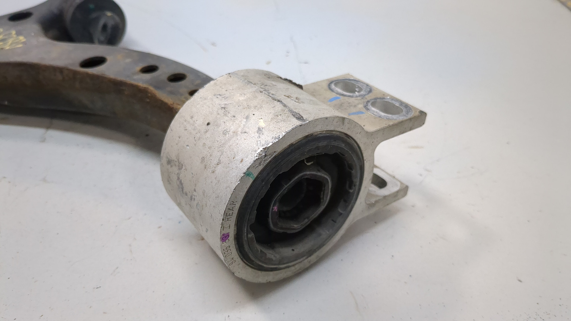 Рычаг передний левый