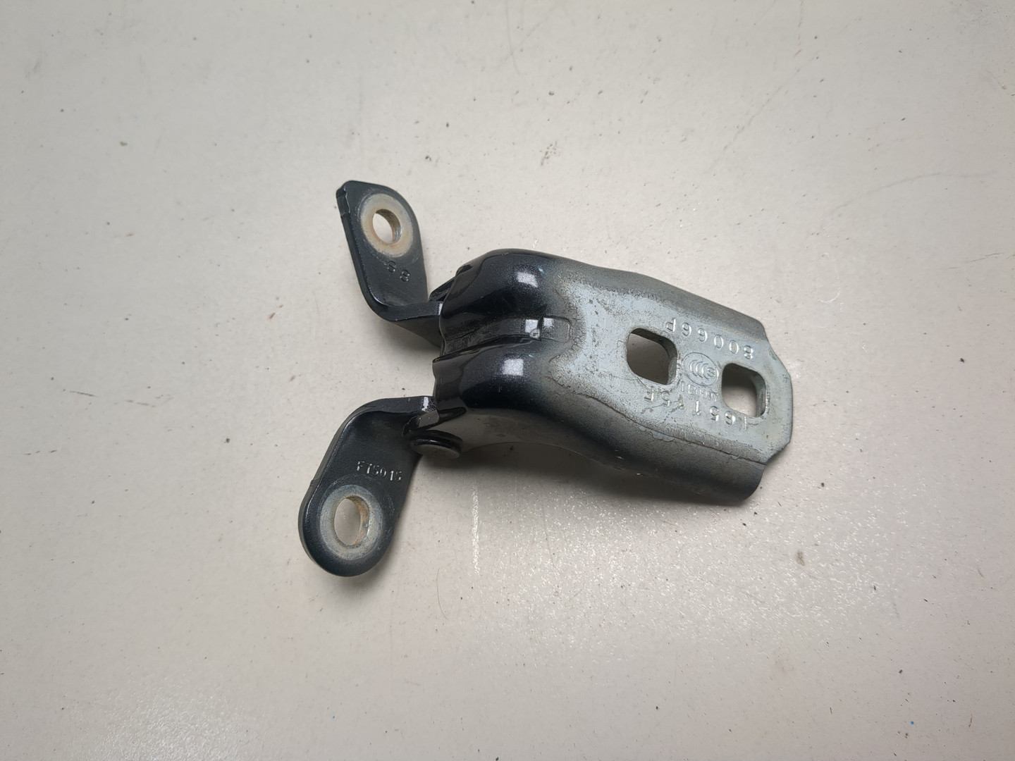 Петля двери