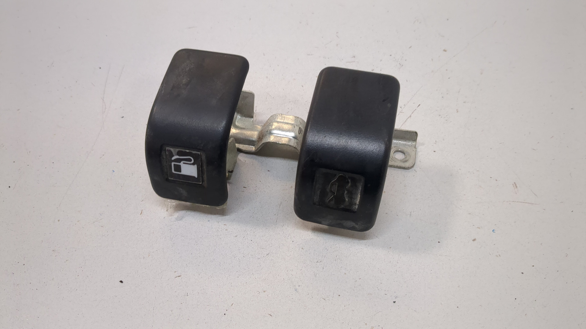 Ручка открывания капота