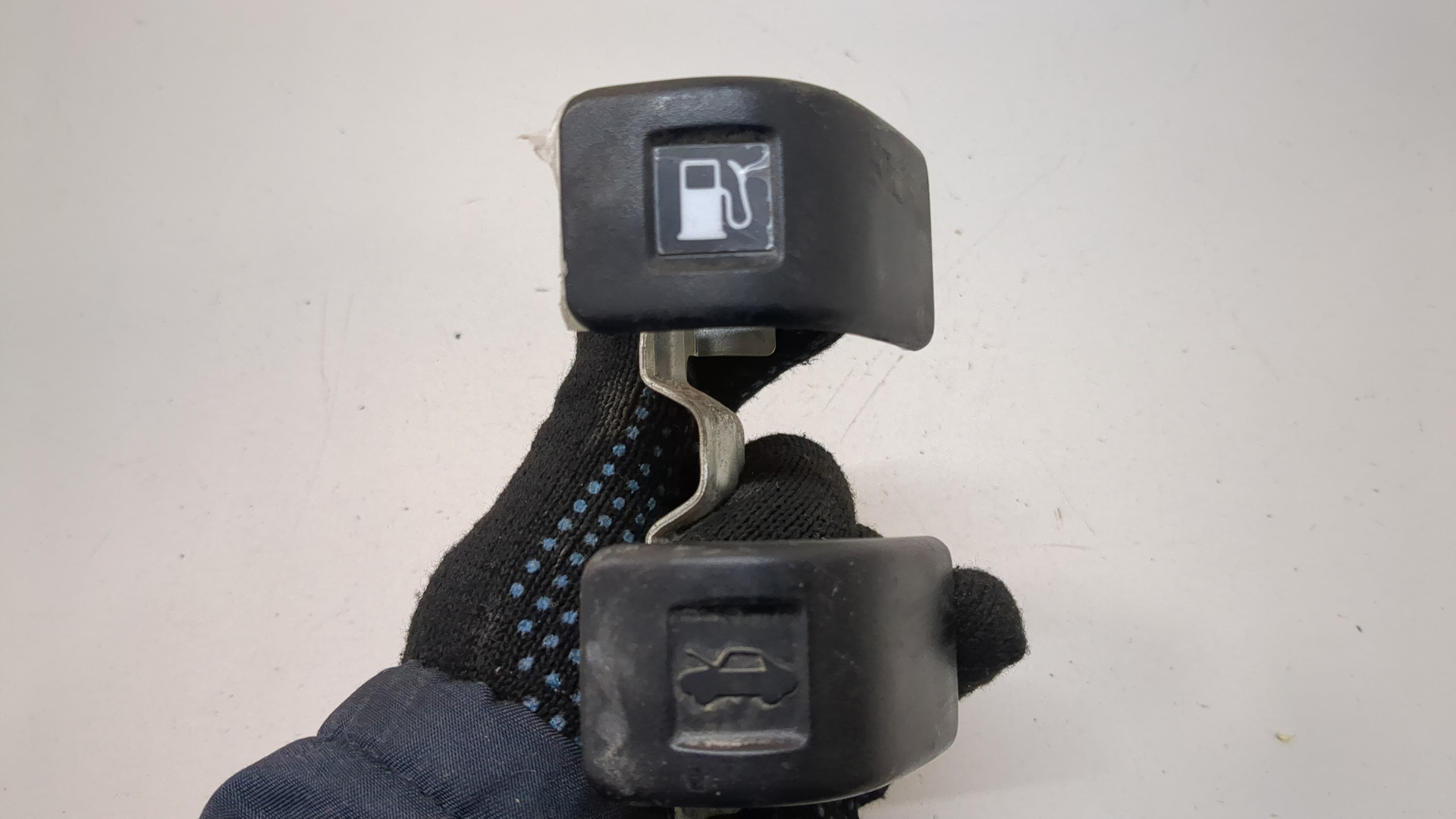 Ручка открывания капота