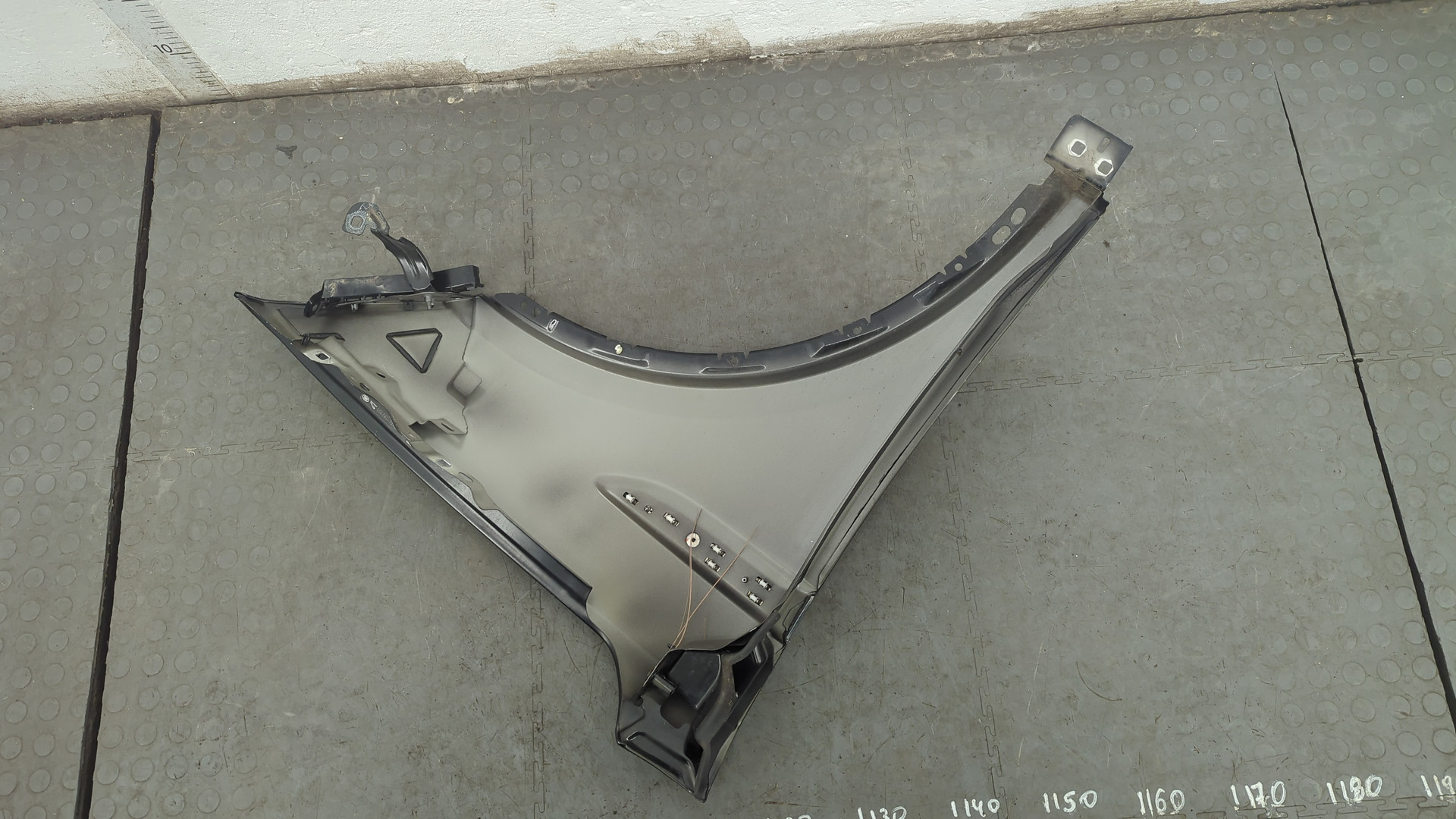 Крыло переднее левое